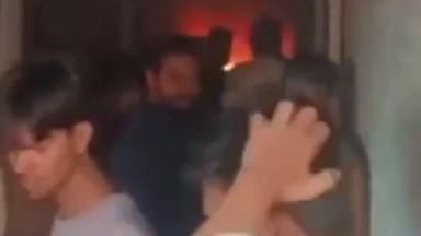 बांसगांव: बड़हलगंज के गोल मोहल्ला में जूता गोदाम में लगी आग, लाखों का सामान जल गया, दमकल पहुंचने से पहले स्थानीय लोगों ने बुझाई आग