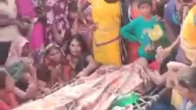 सहजनवा: गीडा थाना क्षेत्र के जवाहरचक गांव में युवक की मौत पर बवाल, पुलिस पर हुआ पथराव, वीडियो हुआ वायरल
