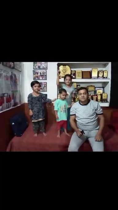 हैदर अली एक्टर अपने एल्बम के सांग पर एन्जॉय करते हुए