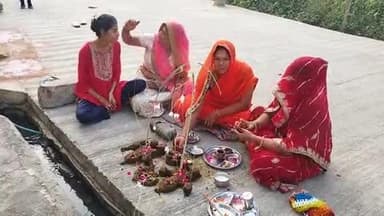 राशमि: राशमी में महिलाओं ने सामूहिक रूप से गोवर्धन पूजन कर लगाई परिक्रमा
