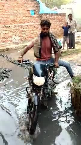 vill Ghri Ghagata sadavad Hatharas
rasta me pani bhara hai paresan log