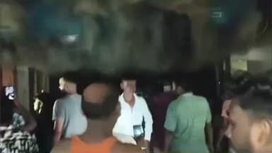 इकौना: गिलौला में फुटवियर की दुकान में शॉर्ट सर्किट से लगी आग, लाखों का नुकसान, लोगों ने कड़ी मशक्कत कर आग पर पाया काबू