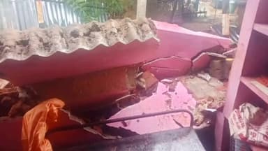 குஜிலியம்பாறை: பாளையம்பேரூராட்சி கோவில்பட்டியில் மழை காரணமாக வீட்டின் சுவர் இடிந்து விழுந்து சேதம்