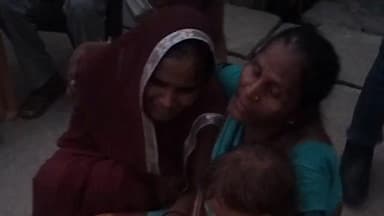 हाटा: जहां पापा की उंगली थामकर चलना था, वहीं अब तस्वीरों को निहारते रो रहे दो मासूम, शहनाई की जगह उठी अर्थी, उजड़ गए दो घर