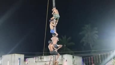 சிங்கம்புனரி: சிங்கம்புணரி அருகே கொட்டும் மழையிலும் வழுக்கு மரம் ஏறும் போட்டி – இளைஞர்கள் சாகசம், பார்வையாளர்கள் உற்சாகம்