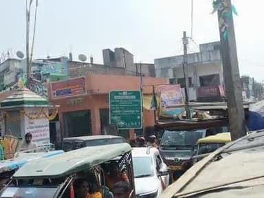 बड़ी दुर्गा स्थान मुंगेर घाट के पास ये जाम लगा है और ये सब सरकार नहीं देख रही है