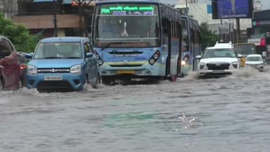 மாதவரம்: ஆவடி: சென்னை ஆவடி பகுதியில் சாலையில் மழைநீர் தேங்கியுள்ளதால் வாகன ஓட்டிகள் பாதிப்பு நெடுஞ்சாலைத்துறை மழை நீரை அகற்ற பொதுமக்கள் கோரிக்கை