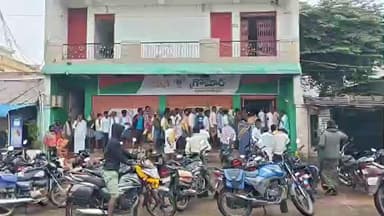 రాయదుర్గం: యూరియా కోసం పట్టణంలోని మన గ్రోమోర్ వద్ద ఉదయం నుండే బారులు తీరిన రైతులు