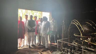 इटवा: पूर्व मंत्री ने कोहड़ौरा में किराना स्टोर के गोदाम में आग लगने से क्षति की जानकारी मिलने पर मौके पर पहुंचकर दी सांत्वना