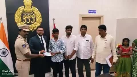 అమరవీరుల కుటుంబ సభ్యుల చదువుల ఖర్చుల నిమిత్తం ఆర్థిక సదుపాయం అందించిన జిల్లా కలెక్టర్ జిల్లా ఎస్పీ