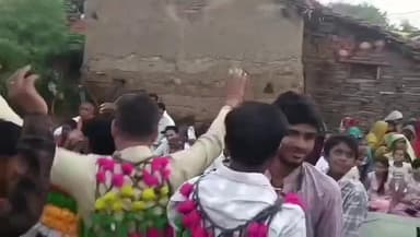 रीठी: ग्राम खम्हरिया नंबर 1 में गोवर्धन पूजा के ग्वालों ने किया नृत्य गोरैया बाबा से ग्राम के प्रमुख मार्गों में किया नृत्य