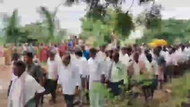 రాజోలి: ముండ్లదిన్నె గ్రామంలో పిడిగుపాటుకు గురై మృతి చెందిన వ్యక్తి భౌతికయానికి నివాళులు అర్పించిన ఎమ్మెల్యే విజేయుడు