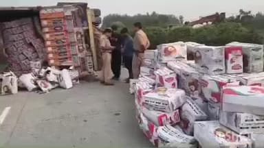 हापुड़: मेरठ बुलंदशहर हाईवे पर सेव से भरा ट्रक स्टेरिंग लॉक होने के कारण पलटा, यातायात हुआ अवरुद्ध