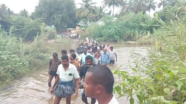 திருப்பத்தூர்: பழைய அத்திகுப்பம் பகுதியில் உயிரை கையில் பிடித்து கொண்டு இறந்தவரின் சடலத்தை சுமந்து செல்லும் கிராம மக்கள்