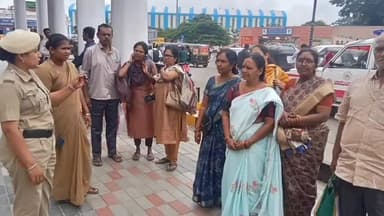 ಮೈಸೂರು: ಚಾಮುಂಡಿ ಮಹಿಳಾ ಸುರಕ್ಷಾ ಪಡೆಯ ಮಹಿಳಾ ಪೊಲೀಸ್ ಅಧಿಕಾರಿಗಳಿಂದ ಸೈಬರ್ ಅಪರಾಧಗಳ ಬಗ್ಗೆ ಸಾರ್ವಜನಿಕರಲ್ಲಿ ಅರಿವು ಮೂಡಿಸುವ ಕಾರ್ಯಕ್ರಮ.