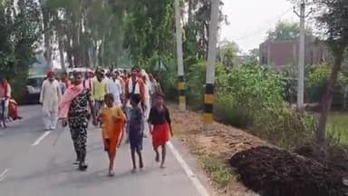 दुर्गावती: गोरार पहुंचे भाजपा प्रत्याशी अशोक कुमार सिंह के जनसंपर्क में उमड़ा जन सैलाब, लोगों ने फूलों की माला से किया स्वागत