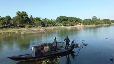 মাথাভাঙা ১: মাথাভাঙ্গা সুটুঙ্গা নদীর জলকে দূষণমুক্ত রাখতে প্রশাসনের পক্ষ থেকে আবর্জনা সরিয়ে দেওয়া হয়