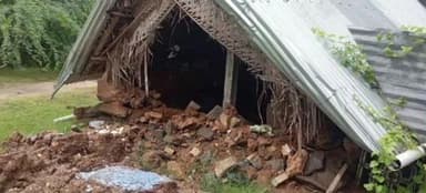 திருச்செங்கோடு: குளத்துவலவில் பெய்த மழைக்காரணமாக மண் சாலைகள் சேறும் சகதியுமான காணப்பபடுவதால் மக்கள் திடீர் போராட்டத்தில் ஈடுபட்டனர்