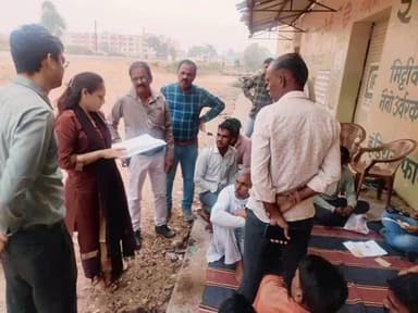 निवाड़ी: निवाड़ी में पृथ्वीपुर एवं निवाड़ी एसडीएम ने उर्वरक वितरण केंद्रों का निरीक्षण किया, आवश्यक निर्देश दिए