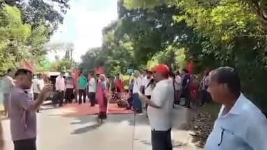 করবুক: করবুকে সিপিআইএমের নেতৃত্বে রাস্তায় নেমে বিক্ষোভ — যতক্ষণ না আশ্বাস ততক্ষণ অবরোধ, দাবী করবুকে রাস্তাঘাটের সংস্কার