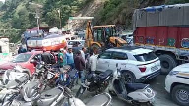 बर्नीगाड़: नौगांव के बर्नीगाड बाजार में जाम की समस्या से स्थानीय लोग और व्यापारी परेशान हैं