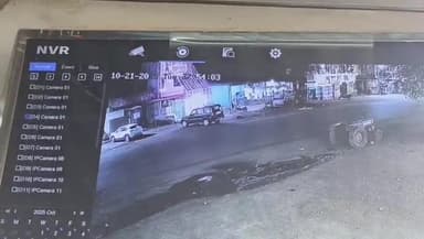 शामगढ़: शामगढ़: अज्ञात कार चालक ने रात 11 बजे ईक्कौ को रिवर्स लेकर सोमू को मारी टक्कर, फरार, सीसीटीवी में कैद