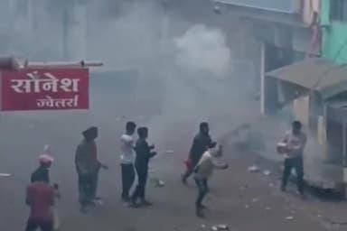 बड़वानी: अंजड में पड़वा पर्व पर युवाओं ने की जमकर आतिशबाजी, राहगीर बचते रहे, पुलिस रही मुस्तैद