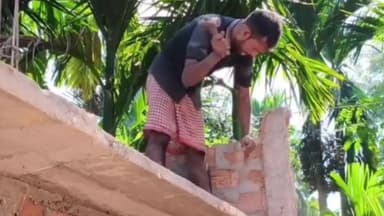 উচ্ছেদৰ জাননী পোৱাৰ পাছতেই উদমাৰী গাওঁৰ একাংশ ৰাইজে নিজে নিজেই ভাঙিলে ঘৰ-দুৱাৰ