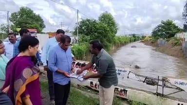 குன்றத்தூர்: வரதராஜபுரம் மழைநீர் கால்வாய் மாவட்ட கண்காணிப்பு அலுவலர் மற்றும் மாவட்ட ஆட்சியர் ஆய்வு செய்தனர்