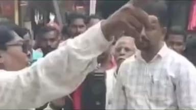 किनवट: शेतकऱ्यांनी घेराव घातल्याने कृषी विभागाने कारवाई करत बोधडी येथील 5 कृषी सेवा केंद्राना ठोकले सील