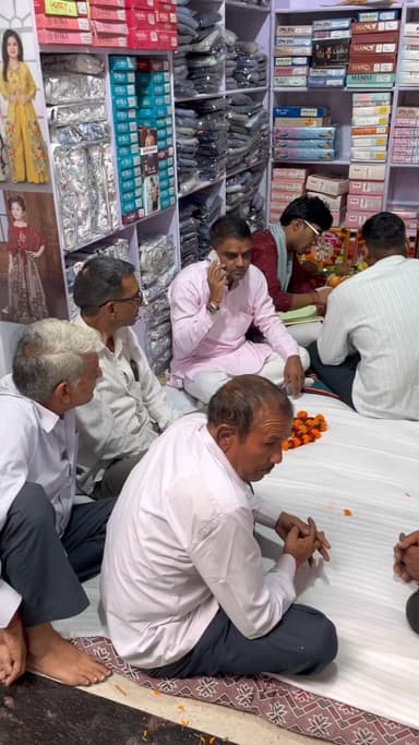 आज #पलसाना में भाई सुरेन्द्र सारडीवाल के नव प्रतिष्ठान "SK COLLECTION" का जनसेवक किशोर दुल्हेपुरा ने फीता काटकर शुभारंभ किया...