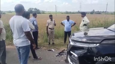 చిగురుమామిడి: కొత్తపల్లి- రామంచ గ్రామాల మధ్య ఎదురెదురుగా రెండు కార్లు ఢీకొన్న సంఘటనలో పంట పొలాల్లోకి దూసుకెళ్లిన కారు