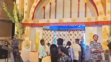 নলহাটি ১: পেহেলগাও হামলার ঘটনার জীবন্ত প্রদর্শনী দেখতে নলহাটি টাউন ক্লাবের কালী পূজো মন্ডপে ভিড়  দর্শনার্থীদের