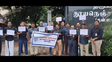 திருப்பத்தூர்: தூய நெஞ்சக் கல்லூரி முன்பு பேராசிரியர்கள் சங்கம் சார்பாக கருப்பு சட்டை அணிந்து பேராசிரியர்கள் ஆர்ப்பாட்டம்