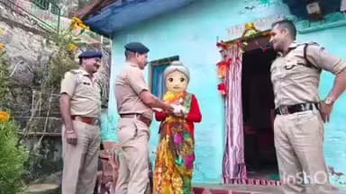 भिकियासैन: दीपावली की खुशियां बांटने अल्मोड़ा पुलिस एकल बुजुर्गों के घर पहुंची, आस-पास के बुजुर्गों का ध्यान रखने की अपील की