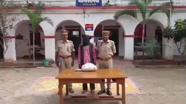 जमुनहा: रत्नापुर बाजार से एक अभियुक्त को 216 पुड़िया, 1.202 किलोग्राम अवैध गांजा और कीपैड मोबाइल फोन के साथ गिरफ्तार