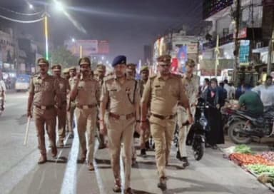 उन्नाव: एसपी ने गंगाघाट कोतवाली क्षेत्र के मुख्य बाजार में पैदल गश्त कर लोगों को दिलाया सुरक्षा का अहसास