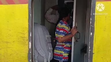 सहारनपुर: छठ पूजा को लेकर ट्रेनों में भारी भीड़, सहारनपुर रेलवे स्टेशन पर टॉयलेट में बैठकर सफर करने को मजबूर यात्री