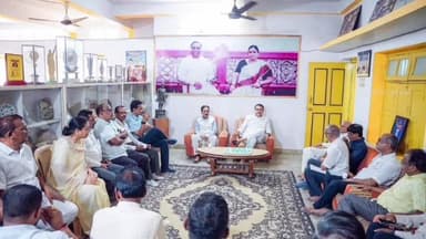 सडक अर्जुनी: माजी मंत्री स्व.महादेवरावजी शिवणकर यांच्या निवासस्थानी खा.प्रफुल्ल पटेल व आ.राजकुमार बडोले यांनी घेतली सांत्वन पर भेट