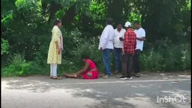 మణుగూరు: బూర్గంపాడు క్రాస్ రోడ్డు వద్ద కోతులు అడ్డురావడంతో అదుపుతప్పి ద్విచక్ర వాహనం కింద పడటంతో ఇద్దరు వ్యక్తులకు గాయాలు