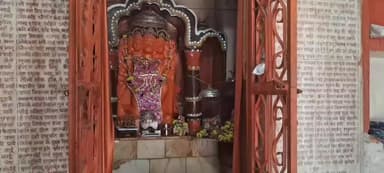 *प्रतिवर्षानुसार अन्नकूट के पावन पर्व पर पंचमुखी हनुमान मंदिर कूंड़ाकला में पूज्य महंत श्री उमाचरण दास जी महात्यागी के सानिध्य में अनेकों ग्राम के भक्तों,संतों, कन्याओं,माताओं ने गोवर्धन पूजा कर हजारो श्रद्धालुओ ने प्रसाद ग्रहण किया,