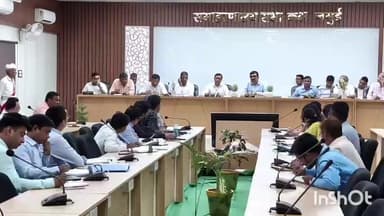 जमुई: सभा कक्ष में विधानसभा चुनाव की तैयारी को लेकर DM ने पदाधिकारियों के साथ की बैठक, दिए आवश्यक दिशा-निर्देश