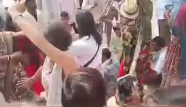 निवाड़ी: निवाड़ी जिले के ओरछा में विदेशी पर्यटकों ने किया बुंदेली लोक नृत्य मोनिया