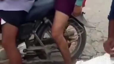 सिहावल: सीधी जिले के विभिन्न स्थानों पर अवैध शराब का वीडियो वायरल, लोगों ने पकड़ी शराब