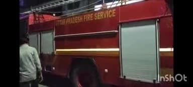 वाराणसी में दो जगह पर लगी भीषण आग, पतली गली में पाइप लेकर दौड़े फायरफाइटर