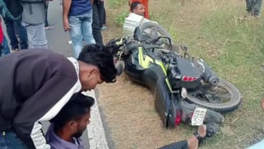 बगोदर: बगोदर सरिया रोड पर ढिबरा हेठली पुल के पास सड़क हादसे में एक महिला समेत तीन घायल
