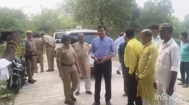 उरई: उरई में छठ पूजा की तैयारी शुरू, रामकुंड तालाब का जिलाधिकारी व पुलिस अधीक्षक ने किया निरीक्षण