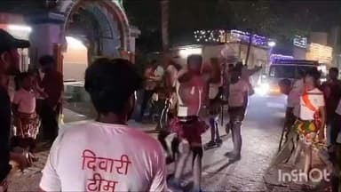 बांदा: बेड़ी खाना मोहल्ले में स्थित वैष्णो देवी मंदिर में हुआ दिवारी नृत्य, नृत्य देखने के लिए भीड़ इकट्ठा हुई