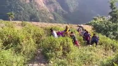 चम्पावत: तल्लादेश क्षेत्र के सोराई गांव में 87 साल की द्रोपदी देवी को तबीयत बिगड़ने पर डोली से रोड तक लाया गया