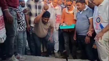সিউড়ি ১: সিউড়ির তিলপাড়া ব্যারেজের পাশে অস্থায়ী রাস্তা তৈরি করার জন্য নারকেল ফাটিয়ে শুভ সূচনা করা হলো